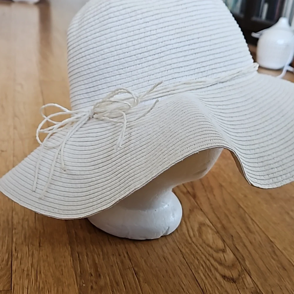 Jaclyn Smith floppy summer straw hat